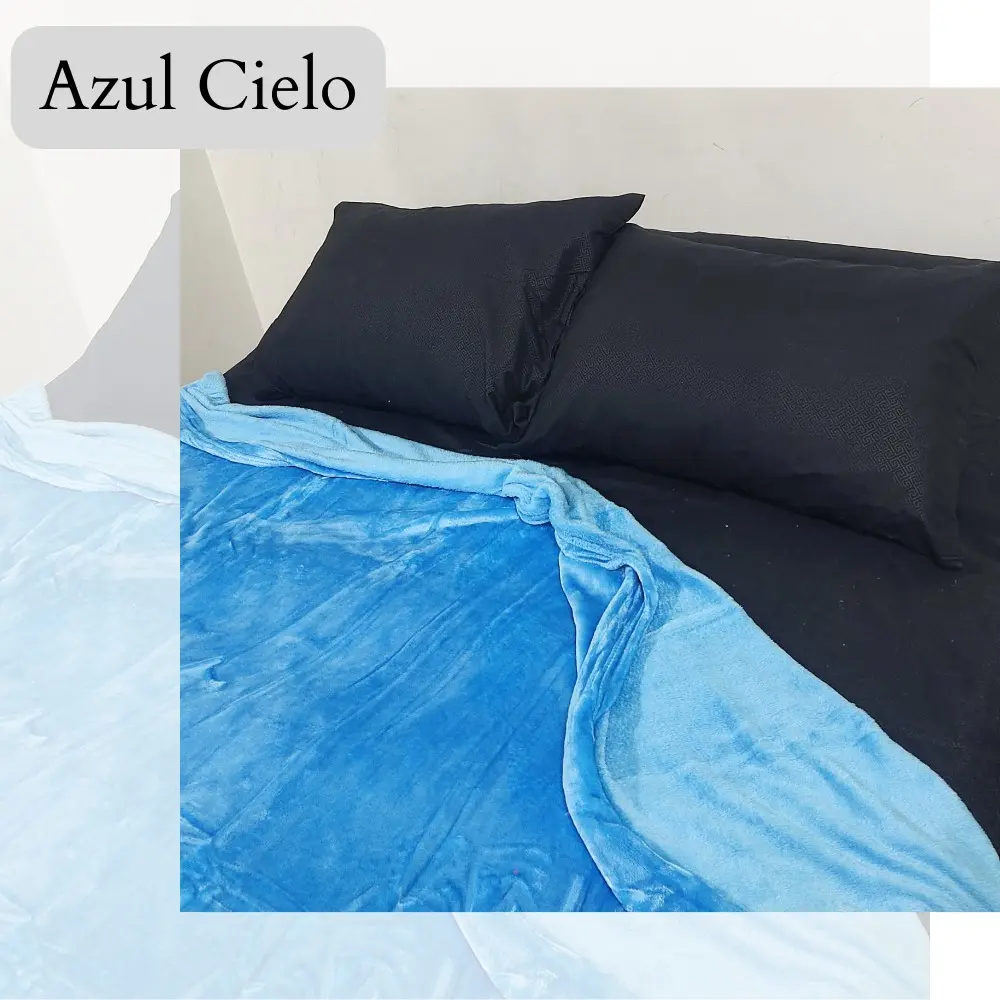 Cobija piel de durazno azul cielo en cama con almohadas negras.