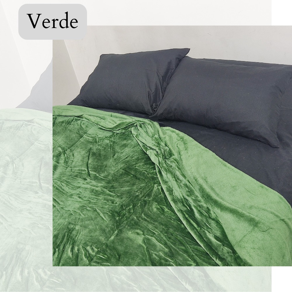Cobija piel de durazno verde sobre cama con almohadas grises. Textura suave y mullida.