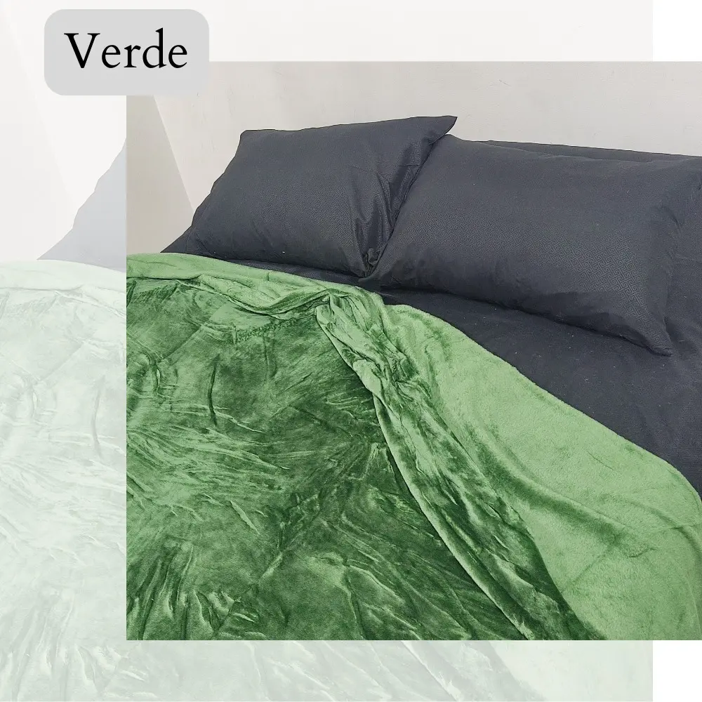 Cobija piel de durazno verde sobre cama con almohadas grises. Textura suave y mullida.