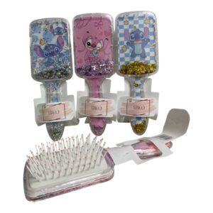 Set x2 cepillos desenredantes cabello Stitch brillante, uno azul con brillos plateados y otro rosa con brillos morados.