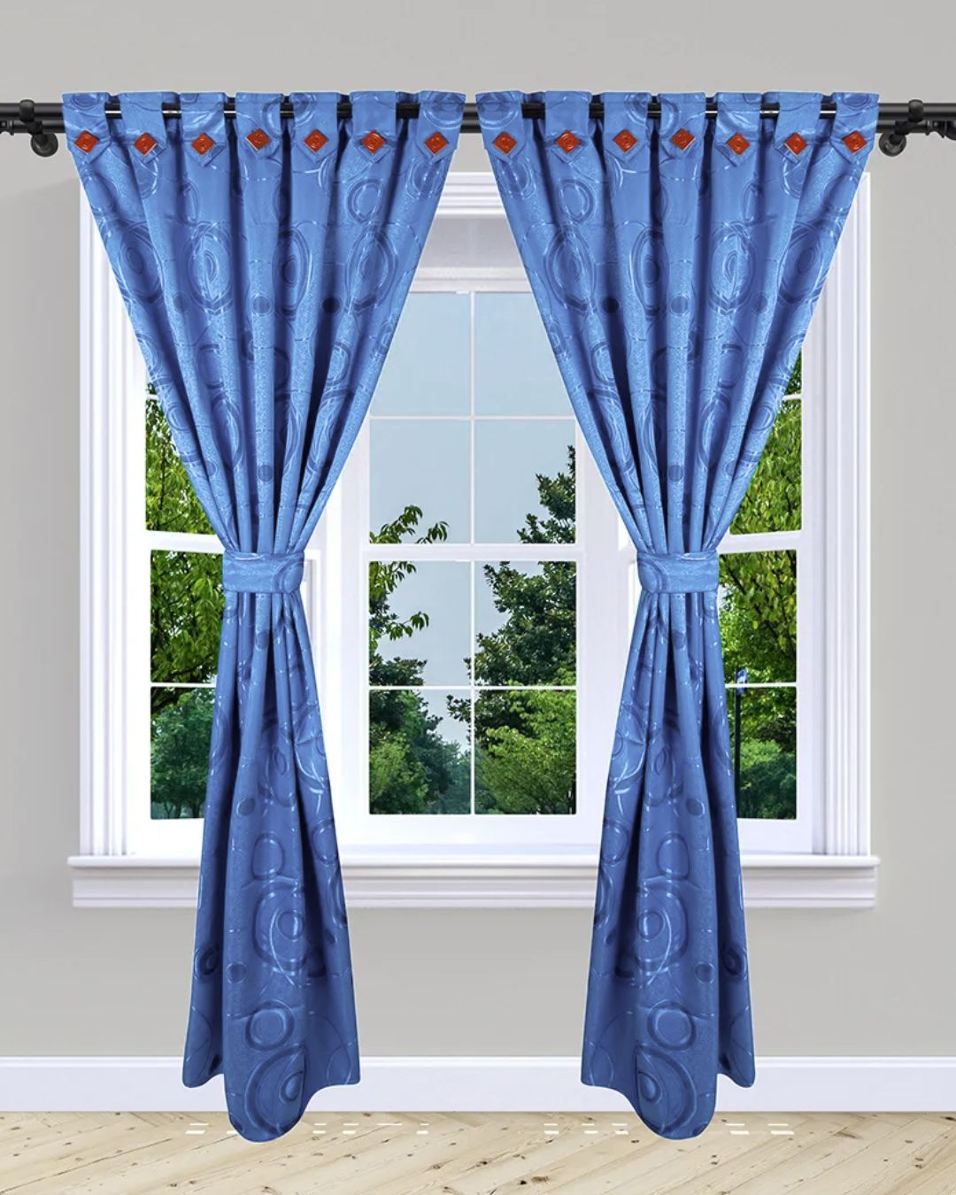Cortina jacquard azul con patrón de círculos y ojales decorativos.