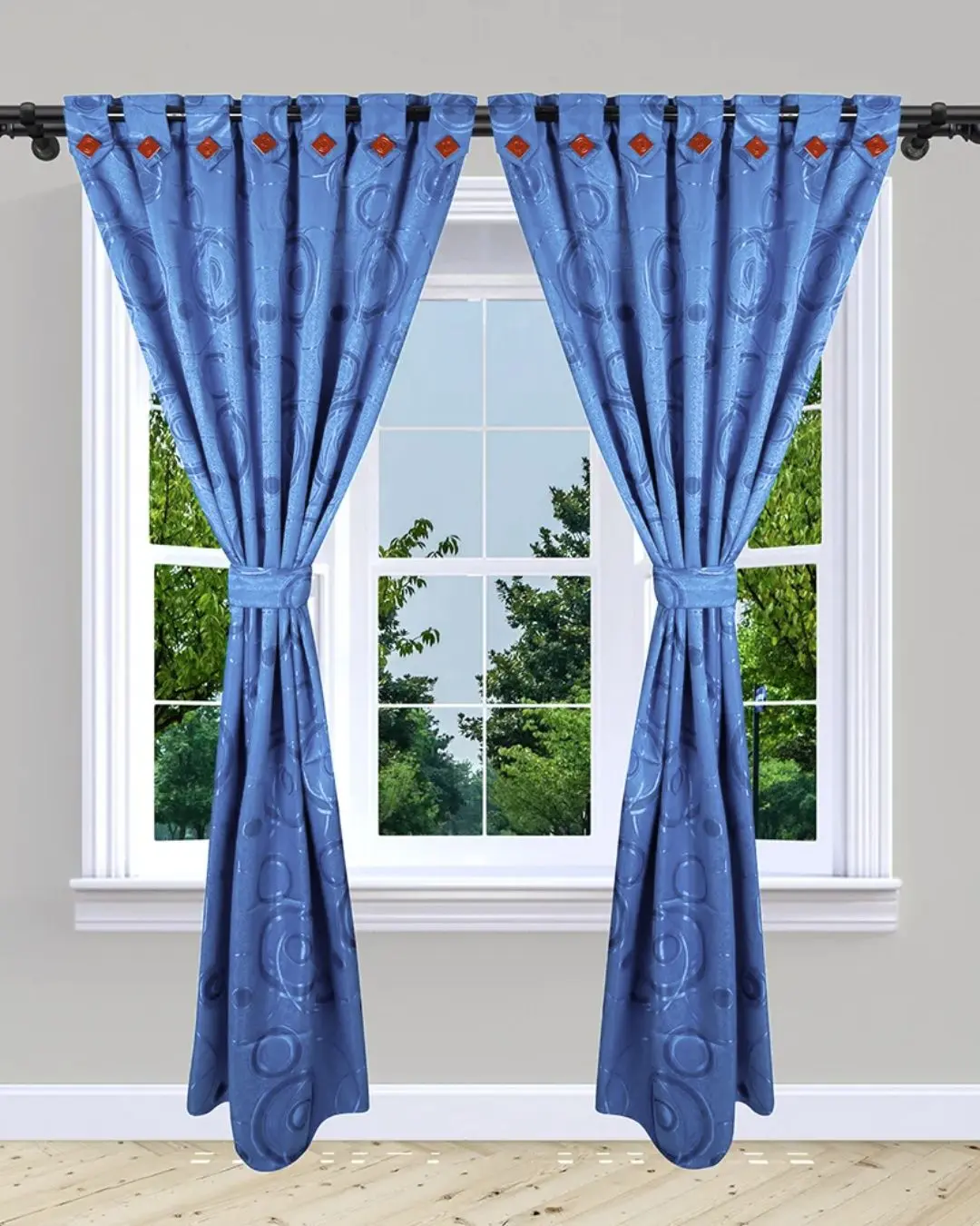 Cortina jacquard azul con patrón de círculos y ojales decorativos.
