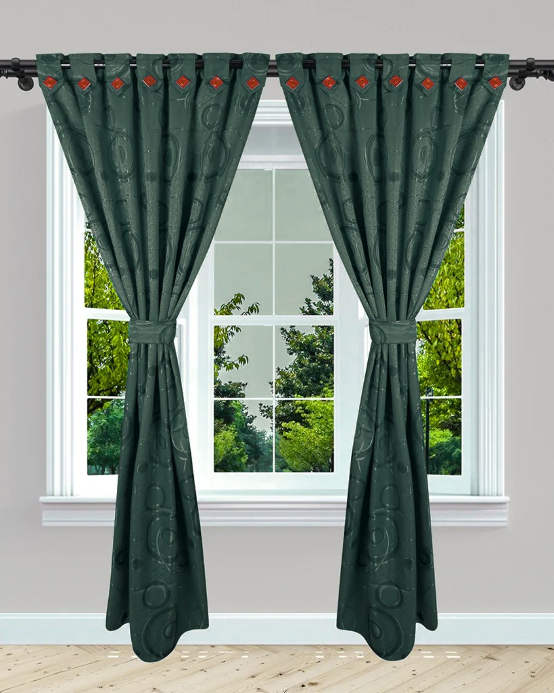 Cortina Jacquard verde oscuro con diseño de círculos, ojales rojos, atada con una banda, vista en ventana con árboles verdes.
