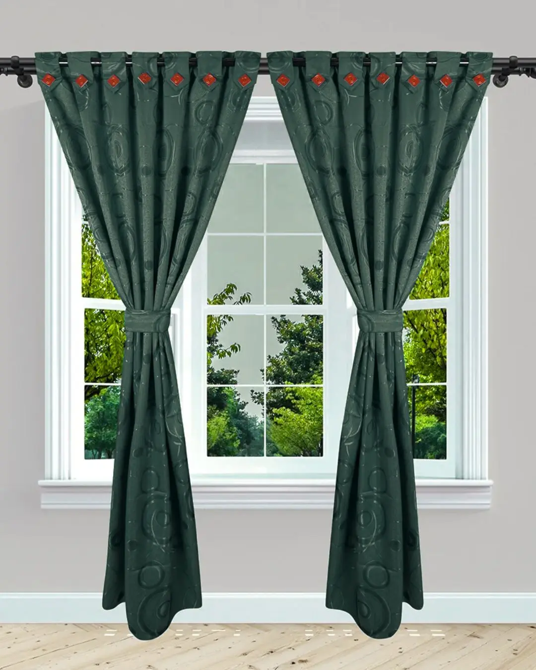 Cortina Jacquard verde oscuro con diseño de círculos, ojales rojos, atada con una banda, vista en ventana con árboles verdes.
