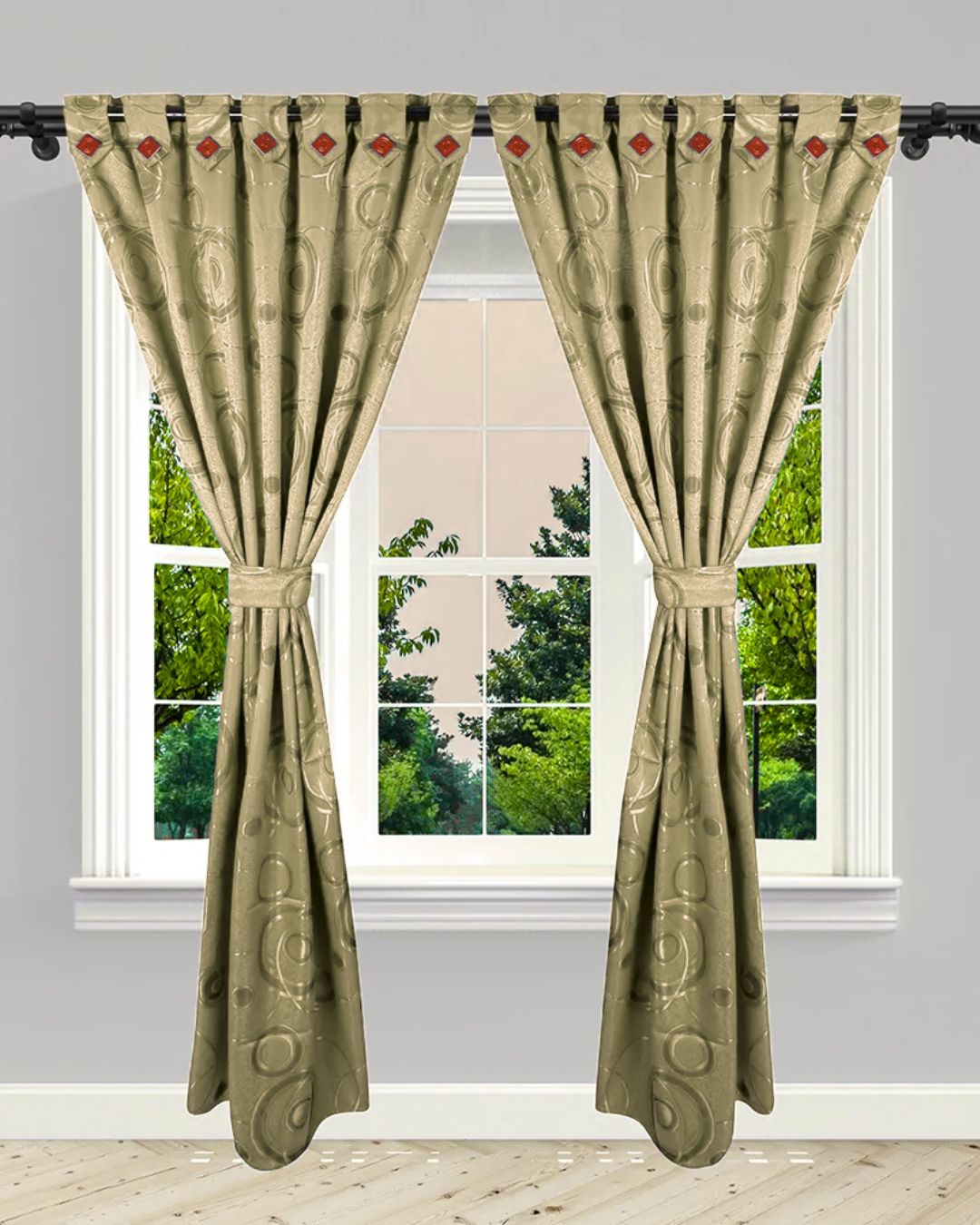 Cortinas jacquard beige con diseño circular, atadas a los lados, decoran una ventana doble con vista a árboles verdes.