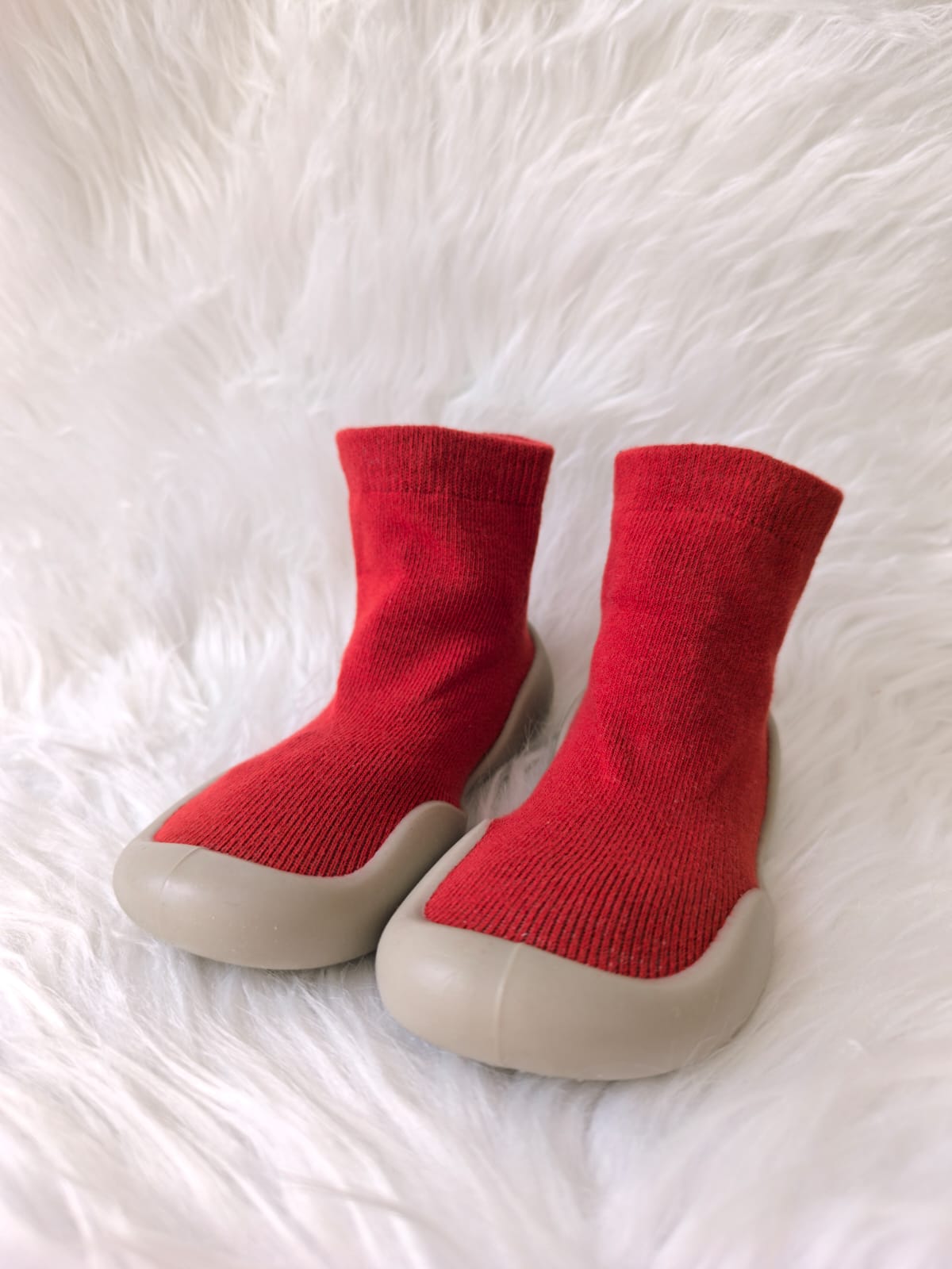 Zapatos respetuosos para bebé, color rojo, suela beige, tejido suave, ideales para primeros pasos.