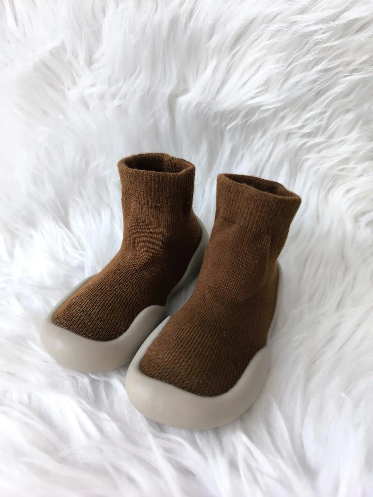 Zapatos respetuosos de bebé color café con suela beige, ideales para primeros pasos.