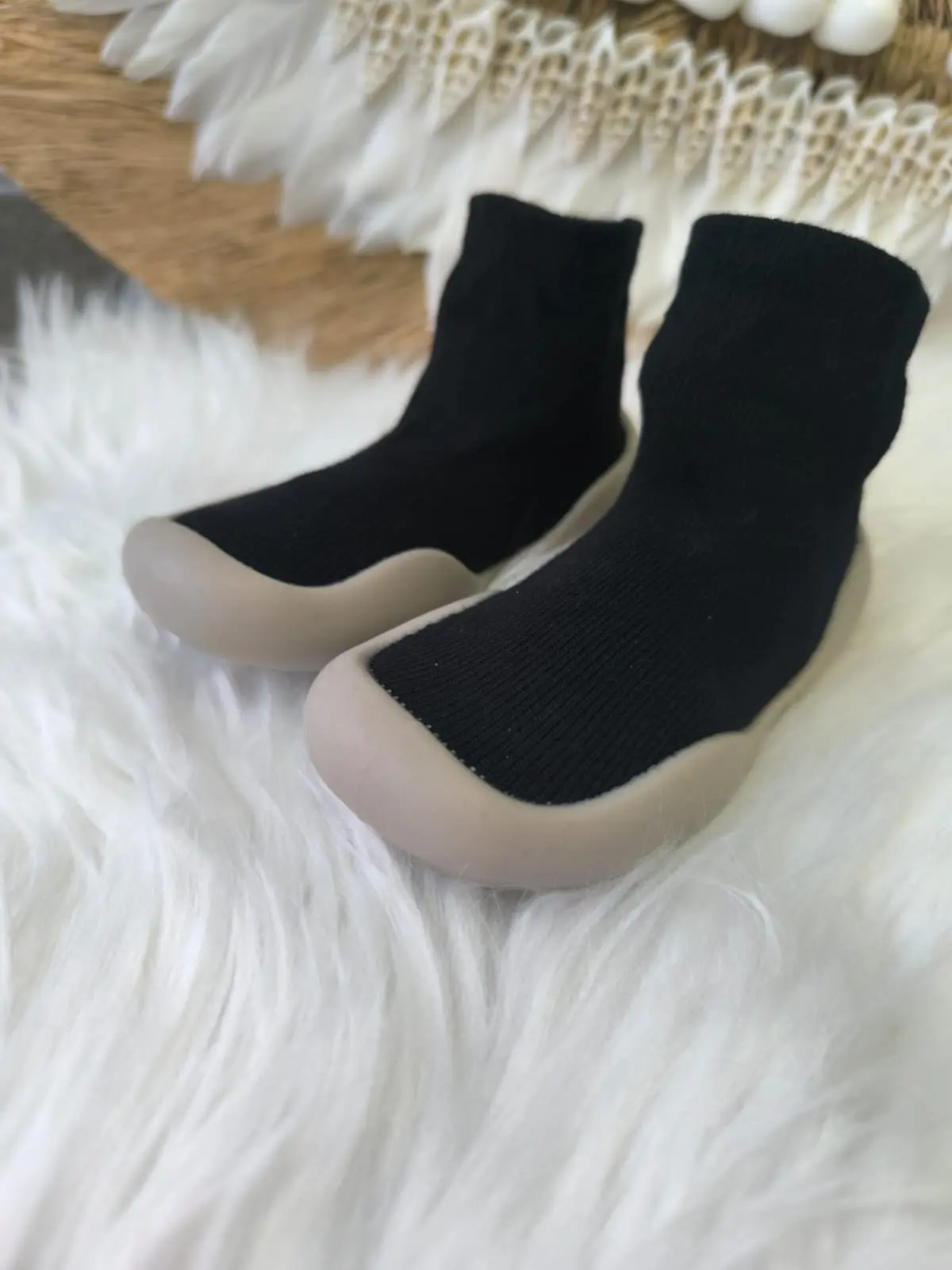 Zapatos respetuosos negros para bebé con suela beige, estilo botín, ideales para primeros pasos.