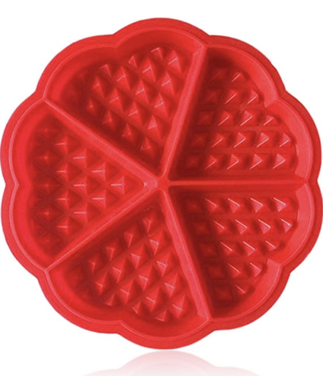 Molde de silicona rojo para 6 waffles en forma de corazón, con textura de rombos.
