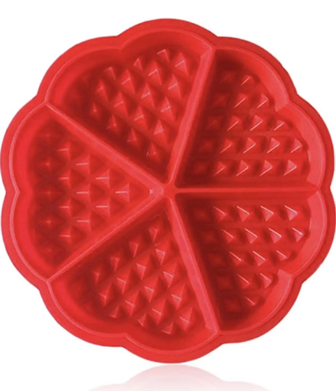 Molde de silicona rojo para 6 waffles en forma de corazón, con textura de rombos.