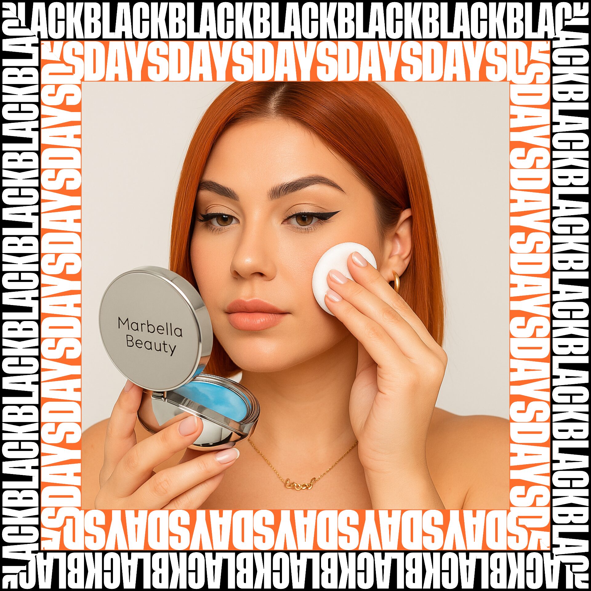Mujer con cabello rojizo aplica polvo matificante Marbella Beauty con esponja, controlando brillo.