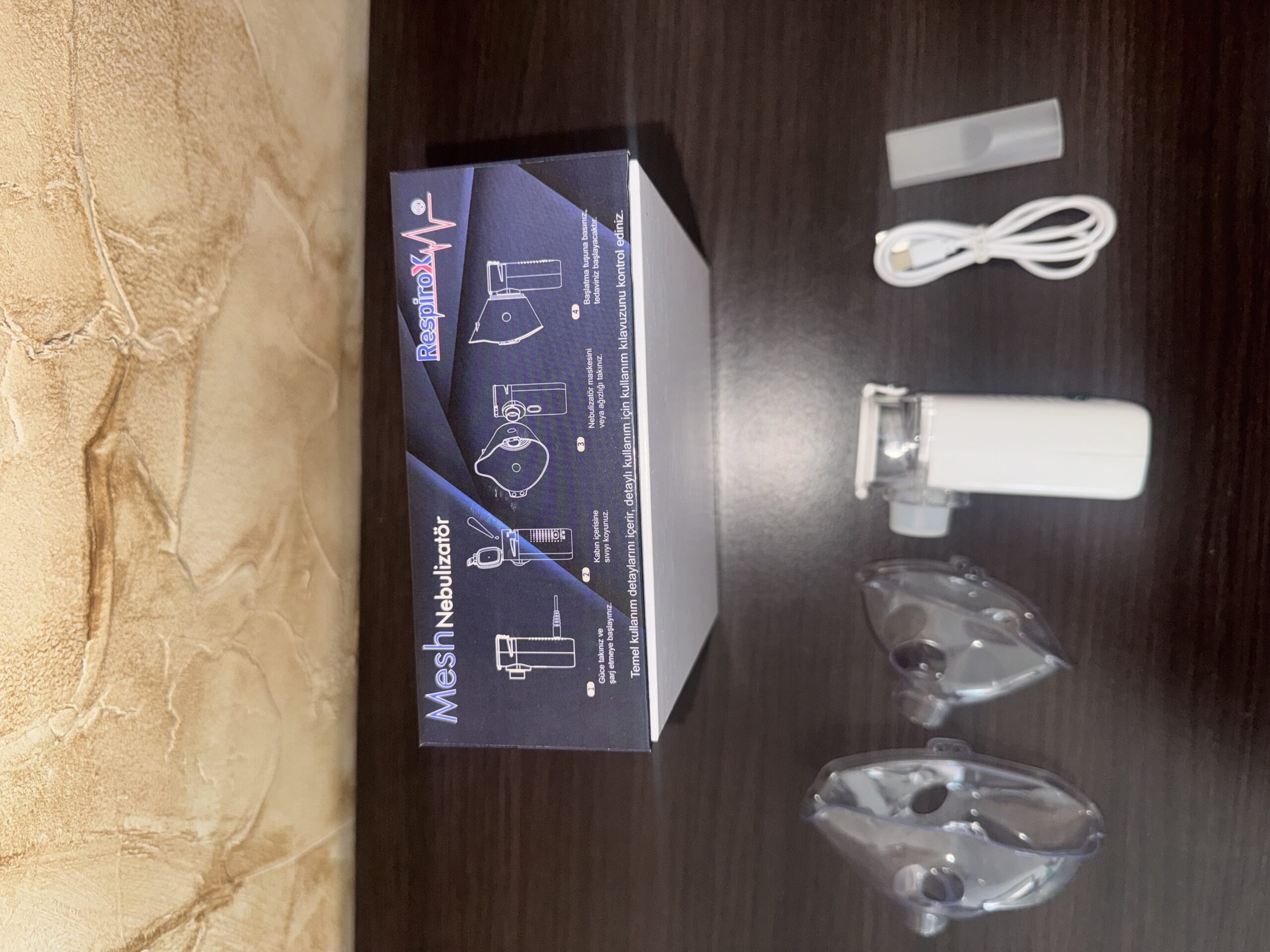 Nebulizador ultrasónico portátil Mesh Nebulizator, blanco, con accesorios y caja ilustrada.