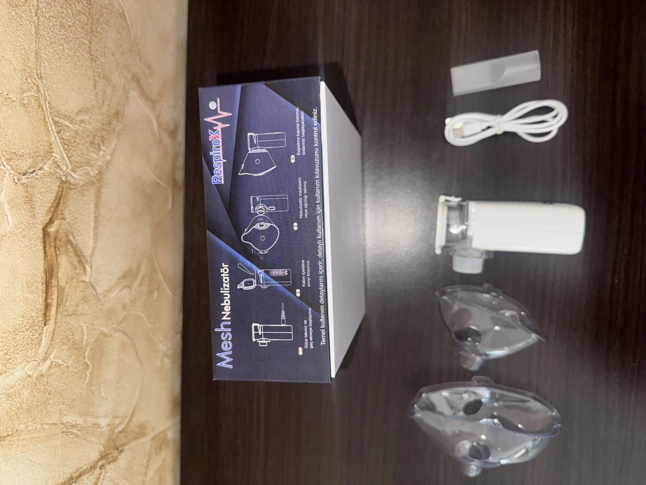 Nebulizador ultrasónico portátil Mesh Nebulizator, blanco, con accesorios y caja ilustrada.