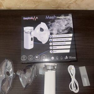 Nebulizador ultrasónico portátil blanco con accesorios, ideal para aliviar vías respiratorias.