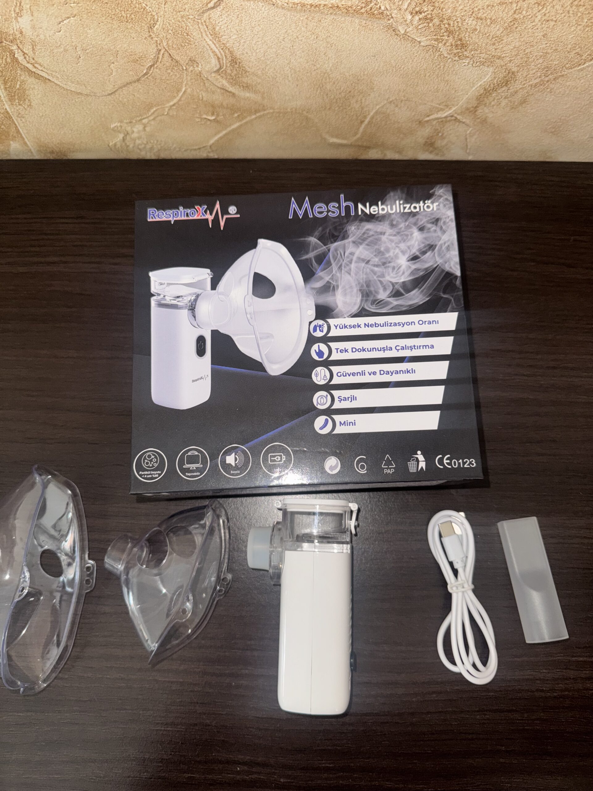 Nebulizador ultrasónico portátil blanco con accesorios, ideal para aliviar vías respiratorias.
