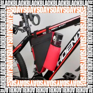 Bicicleta de montaña negra y roja con bolso triangular impermeable y portabotellas.