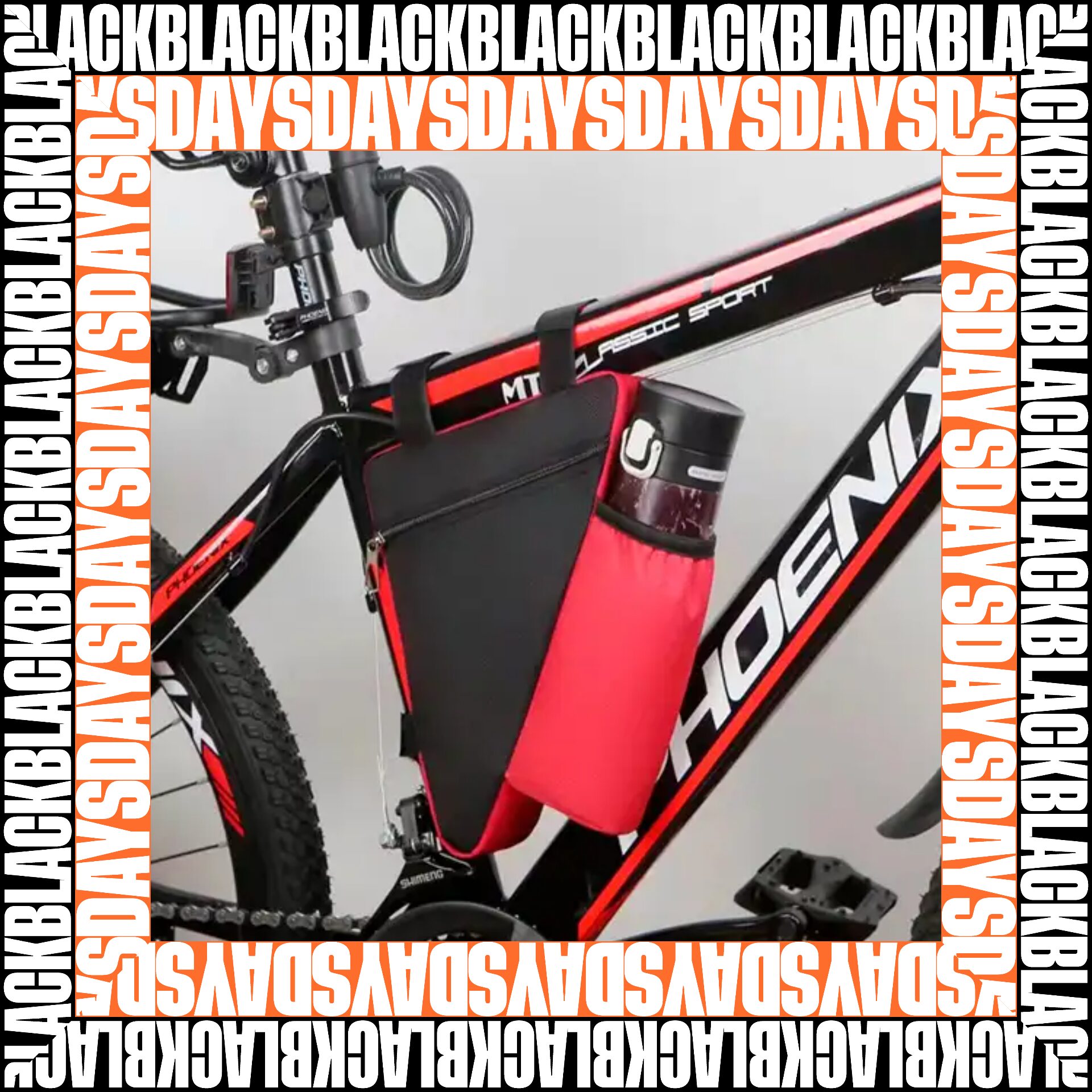Bicicleta de montaña negra y roja con bolso triangular impermeable y portabotellas.