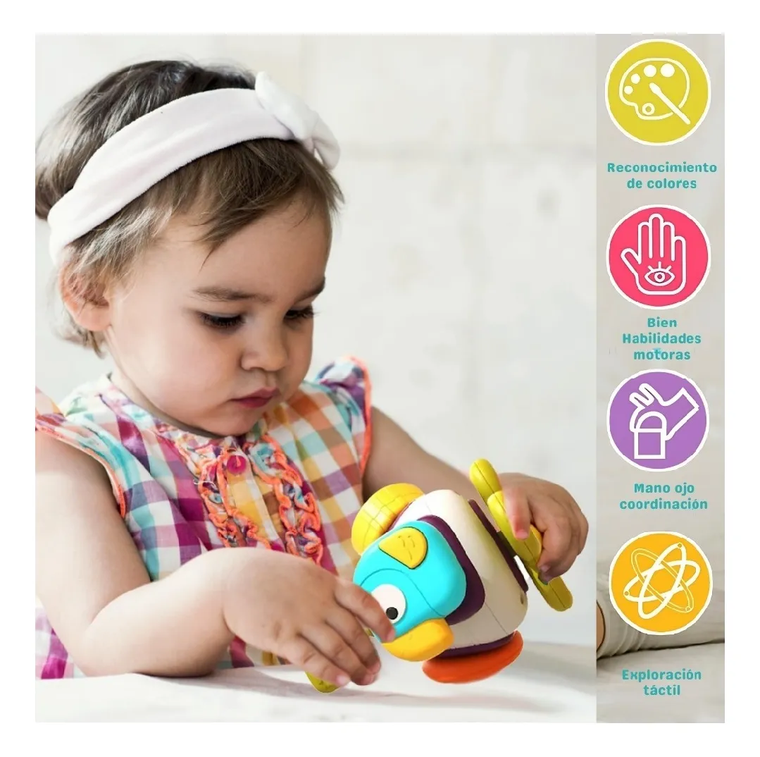 Niña concentrada jugando con un juguete didáctico tipo avión, colores vibrantes, promueve desarrollo.