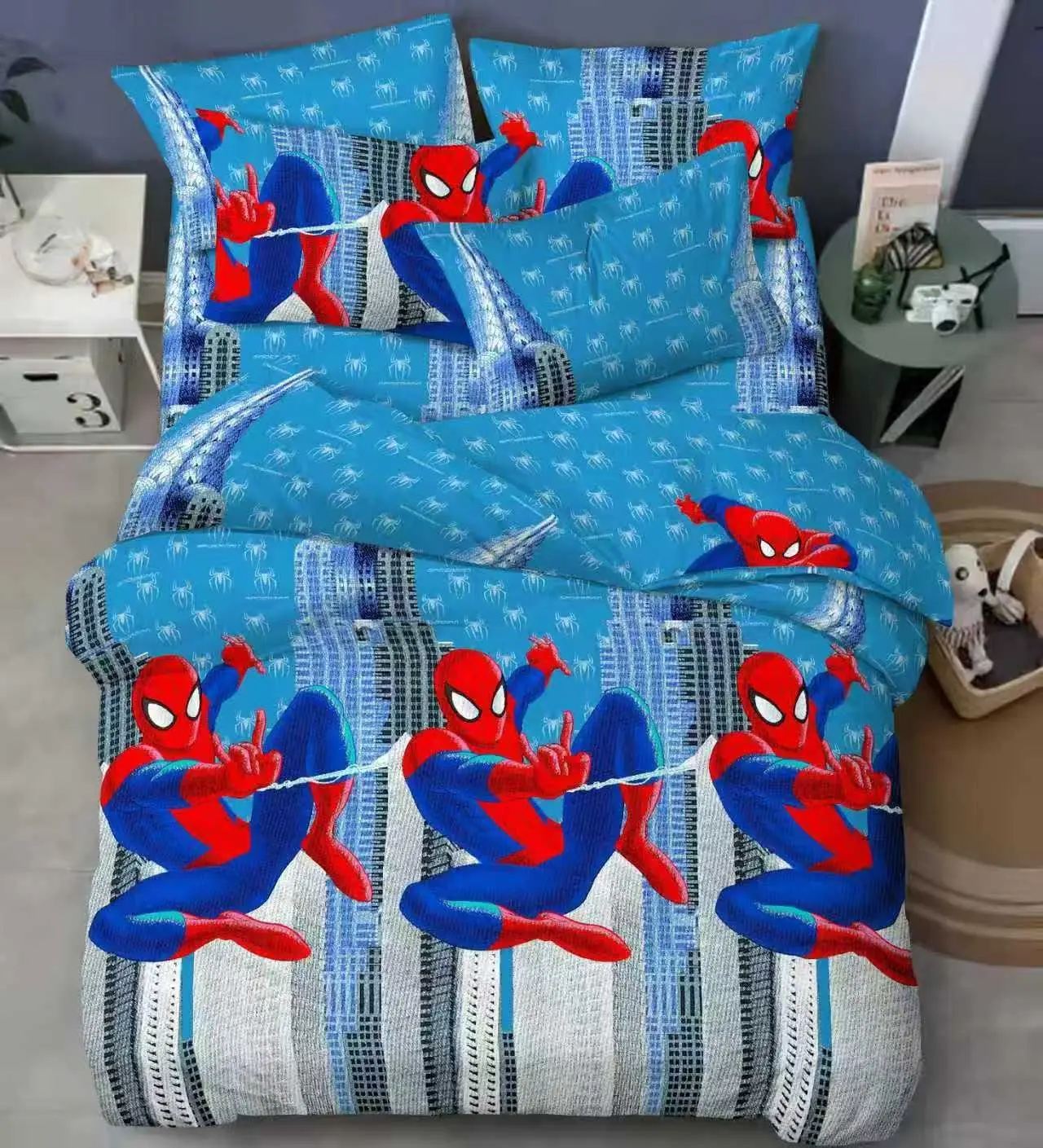 Juego de sábanas infantiles con diseño de Spiderman en acción sobre edificios, azul vibrante, suave y transpirable.