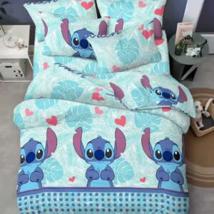 Juego de sábanas infantiles con diseño de Stitch y hojas tropicales en tonos azules y rosas.