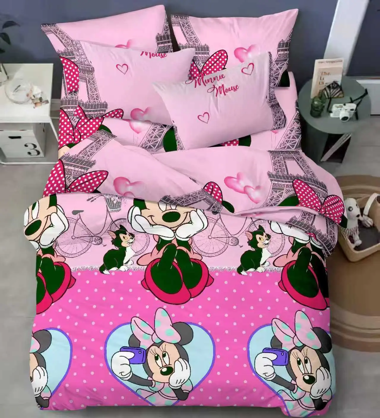 Juego de sábanas infantiles rosa con estampado de Minnie Mouse, Torre Eiffel y corazones.