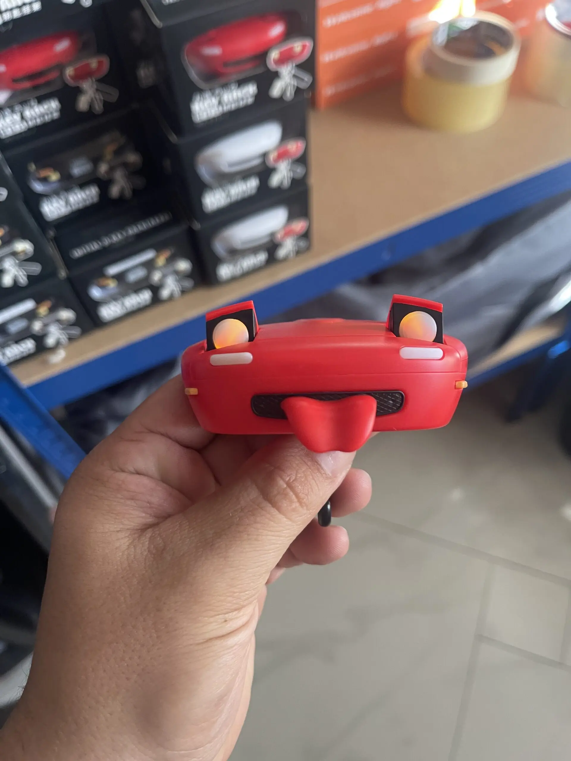 Gancho para llaves rojo con forma de auto Mazda Miata, ojos y lengua saliendo.
