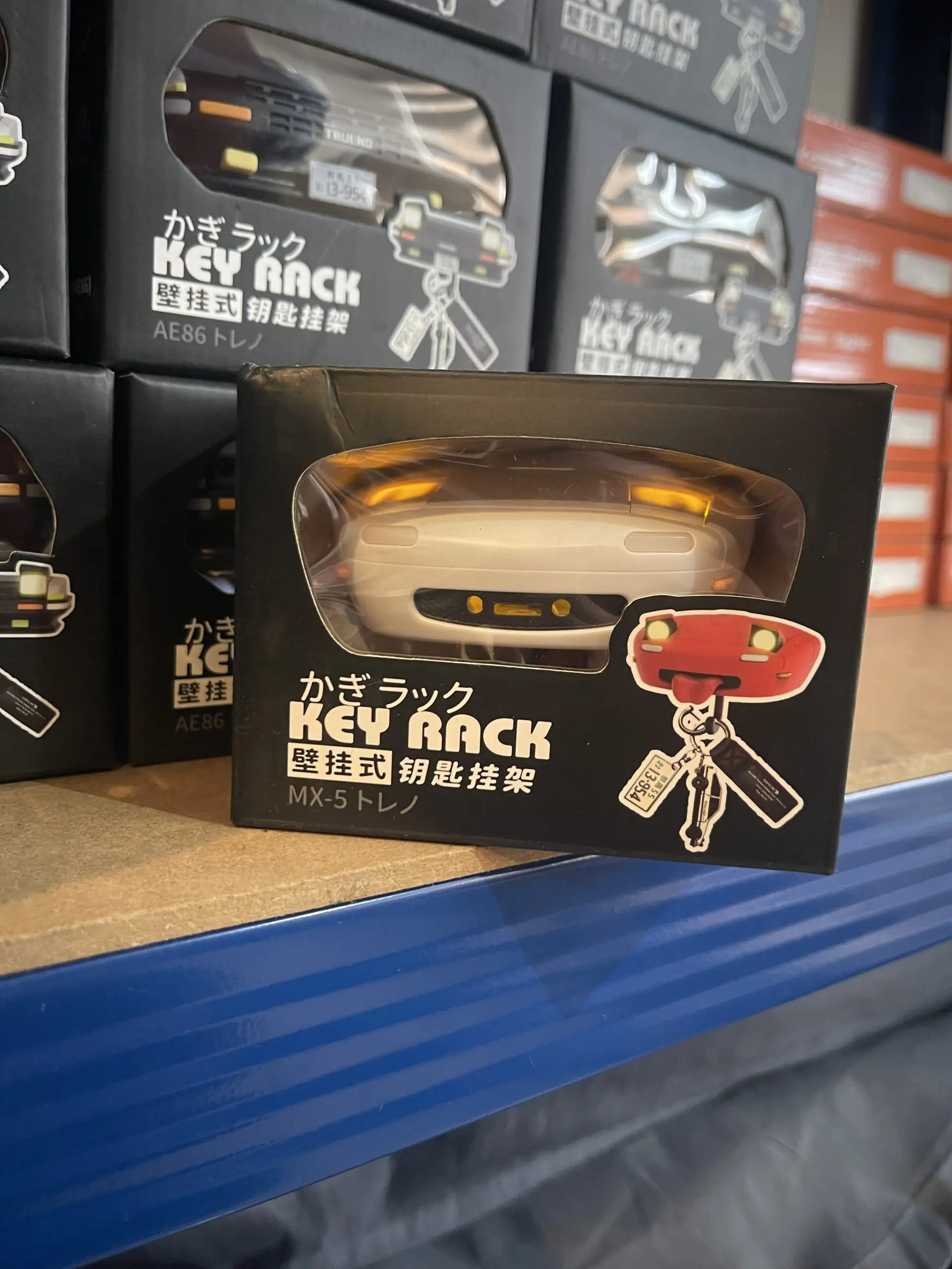 Gancho para llaves de auto retro, diseño MX-5 Trébol, blanco y rojo.