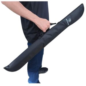 Estuche negro para taco de billar de 2 piezas, con logo "athletix", sostenido por un hombre.