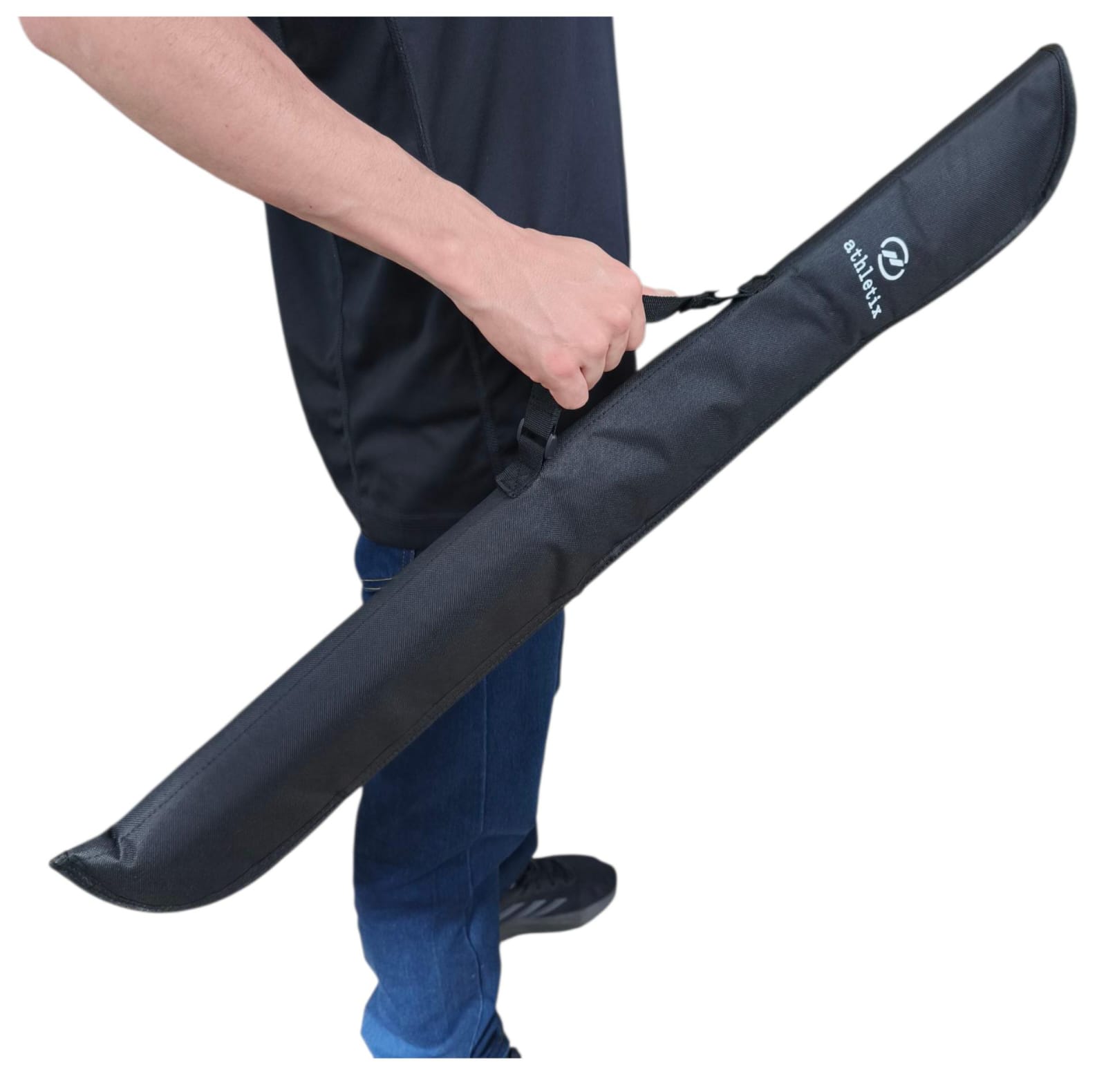 Estuche negro para taco de billar de 2 piezas, con logo "athletix", sostenido por un hombre.