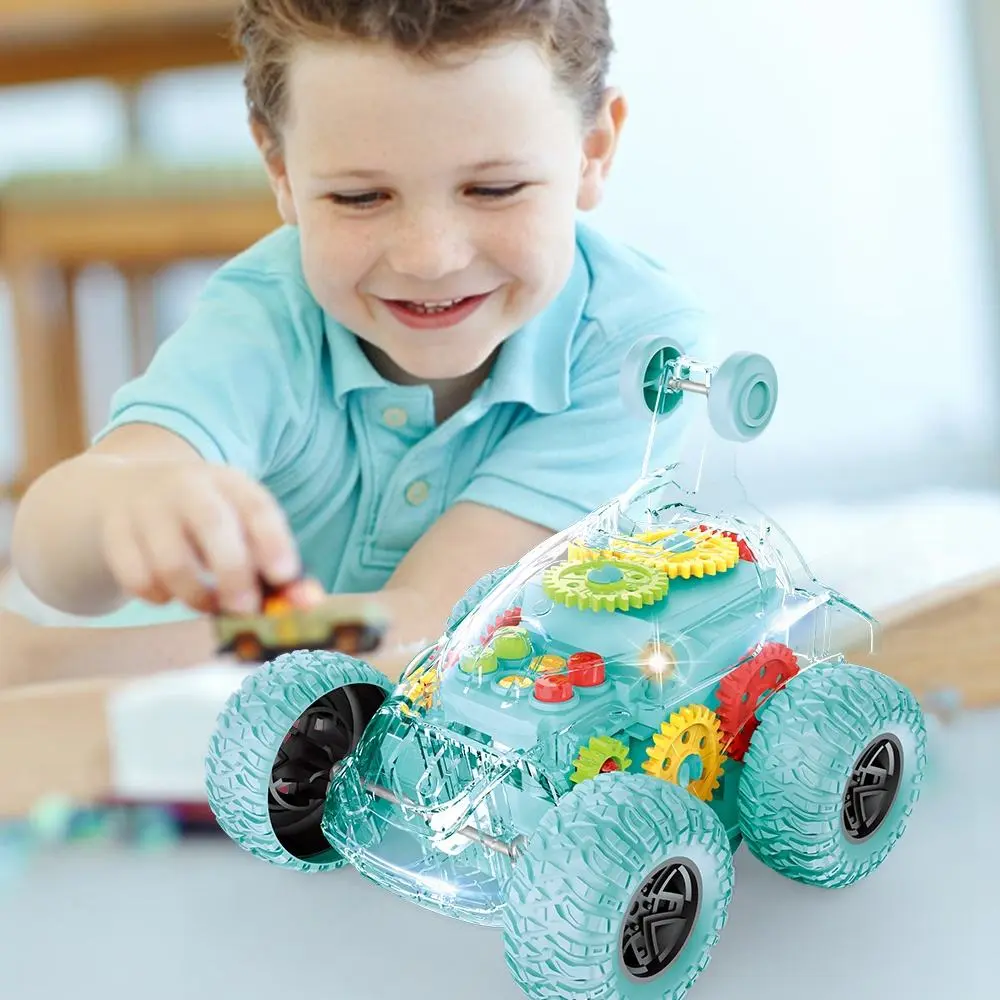 Niño sonriente juega con coche loco transparente con engranajes visibles y luces LED.