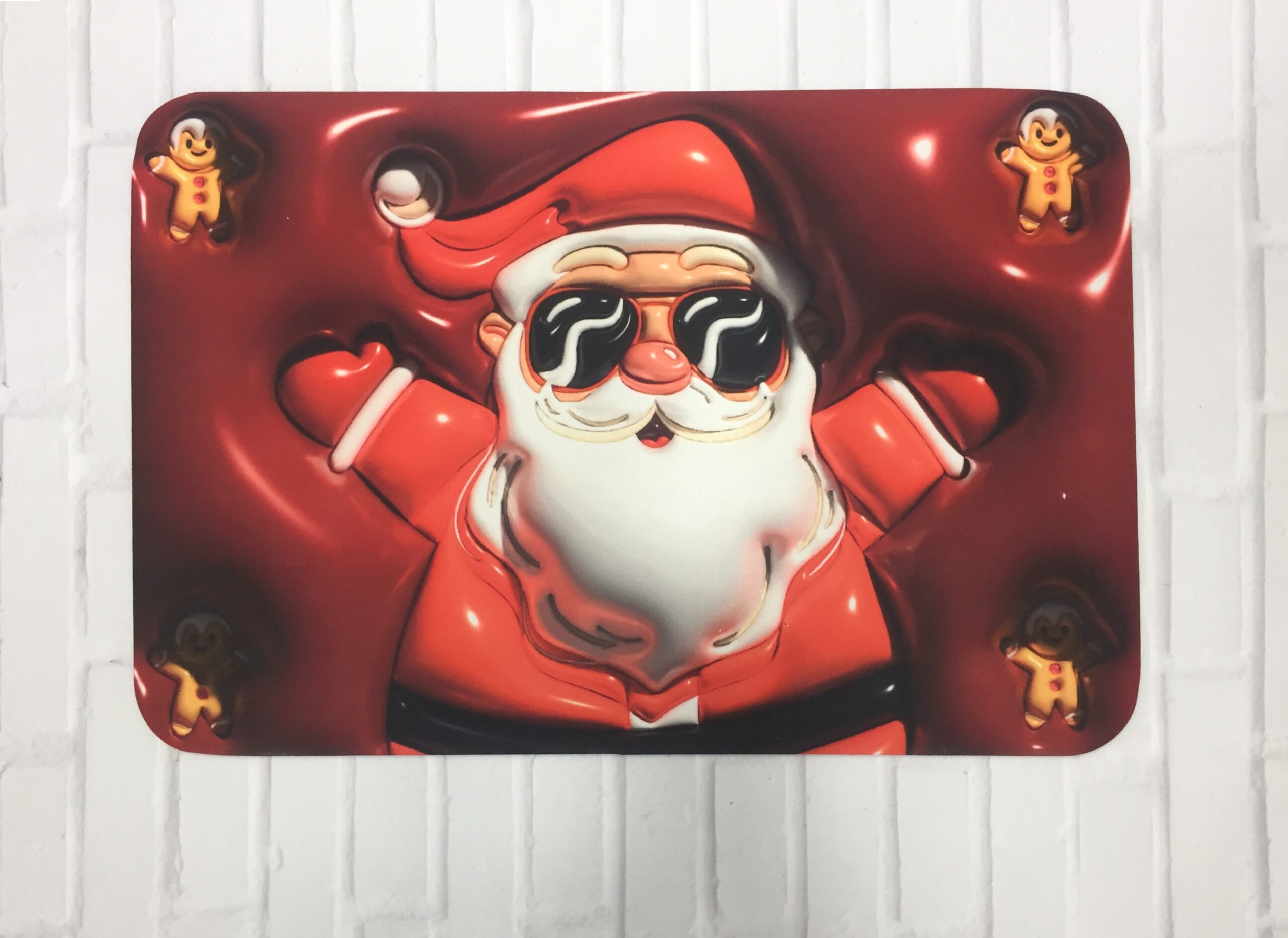 Santa Claus de peluche con gafas de sol y galletas de jengibre en tapetes rojos.