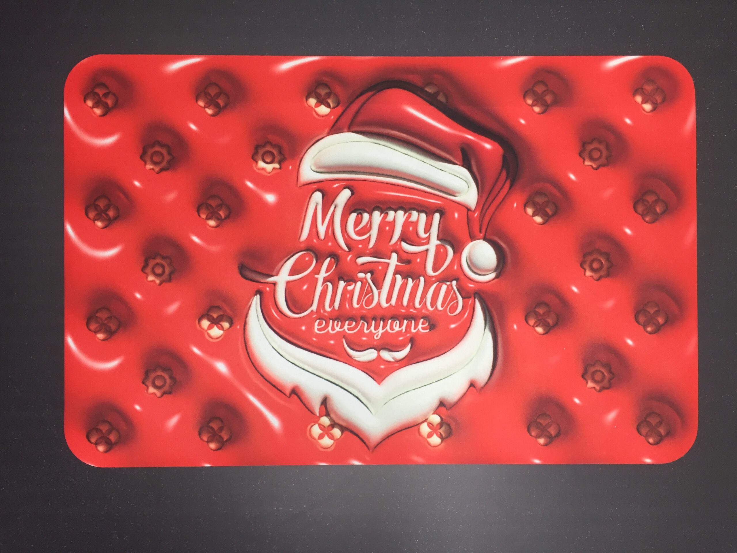 Tapete rojo con diseño de Santa y texto "Merry Christmas", ideal para decoración navideña.