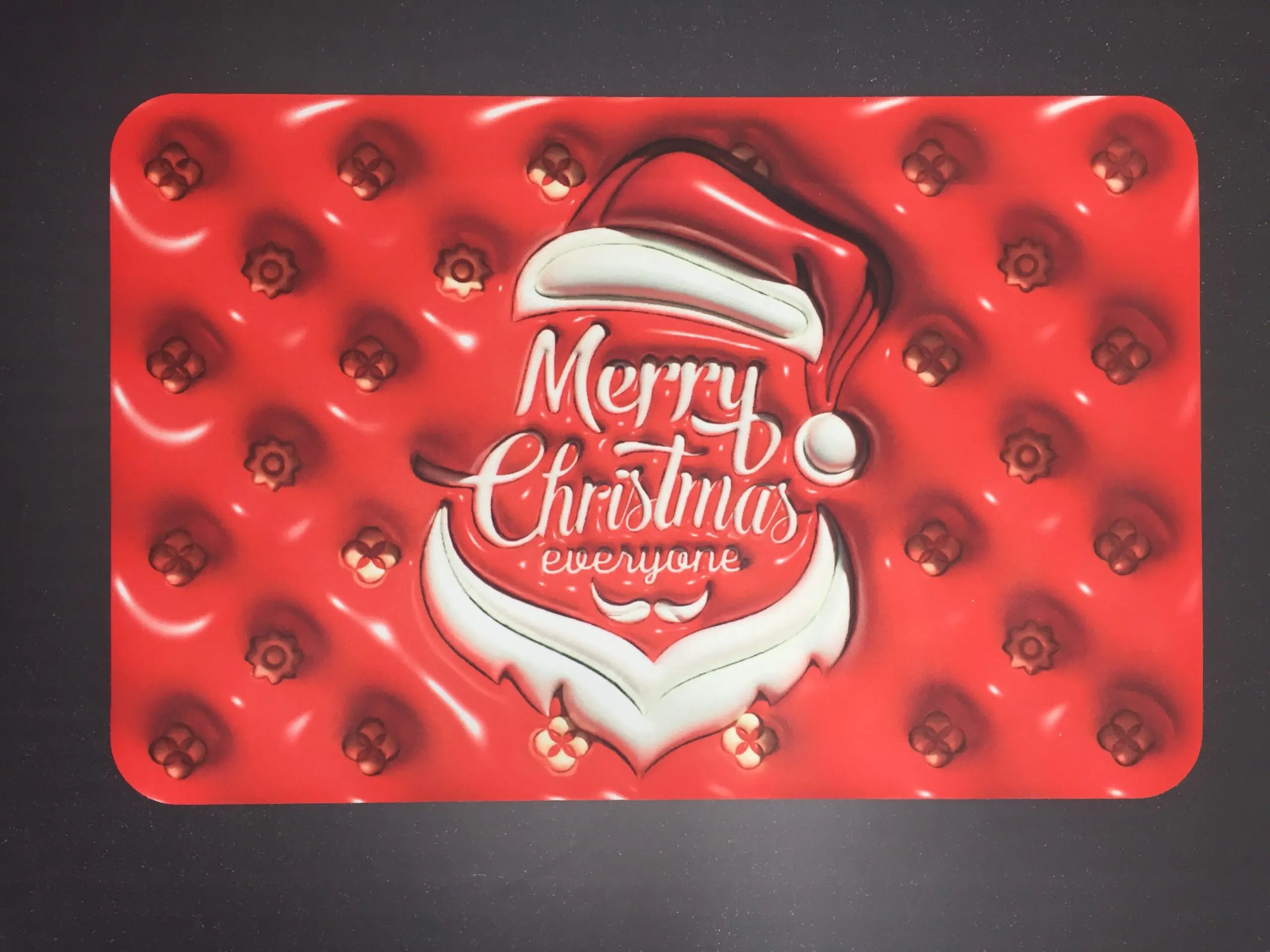 Tapete rojo con diseño de Santa y texto "Merry Christmas", ideal para decoración navideña.