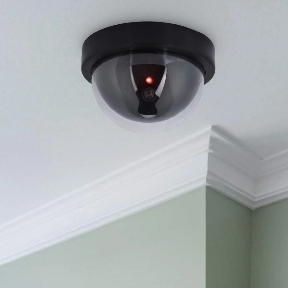 Cámara domo falsa negra para techo con LED rojo intermitente, simula vigilancia.