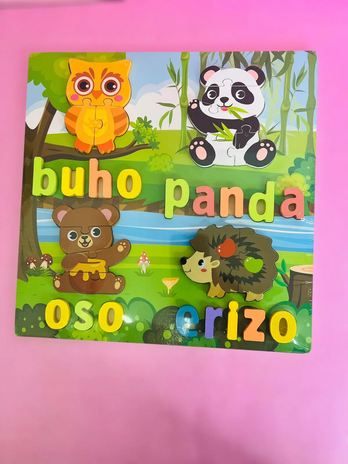 Rompecabezas de madera didáctico con figuras de buho, panda, oso y erizo, con sus nombres en español.