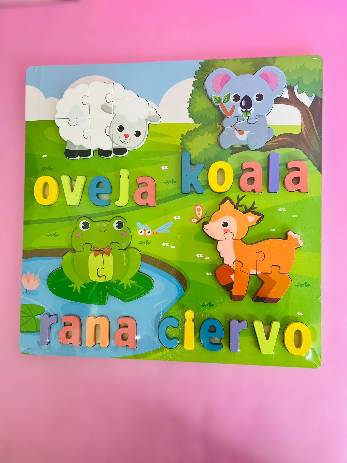 Didáctico de encajables para niños con figuras de oveja, koala, rana y ciervo en español.
