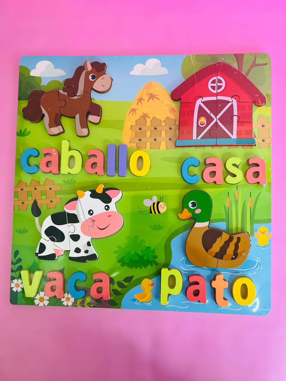 Rompecabezas didáctico de madera con figuras de animales de granja: caballo, vaca, pato y bebé pato, junto a palabras en español.