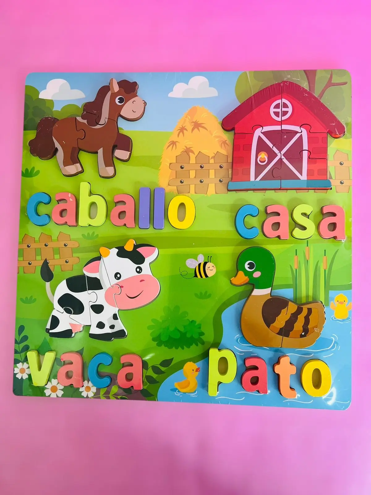 Rompecabezas didáctico de madera con figuras de animales de granja: caballo, vaca, pato y bebé pato, junto a palabras en español.