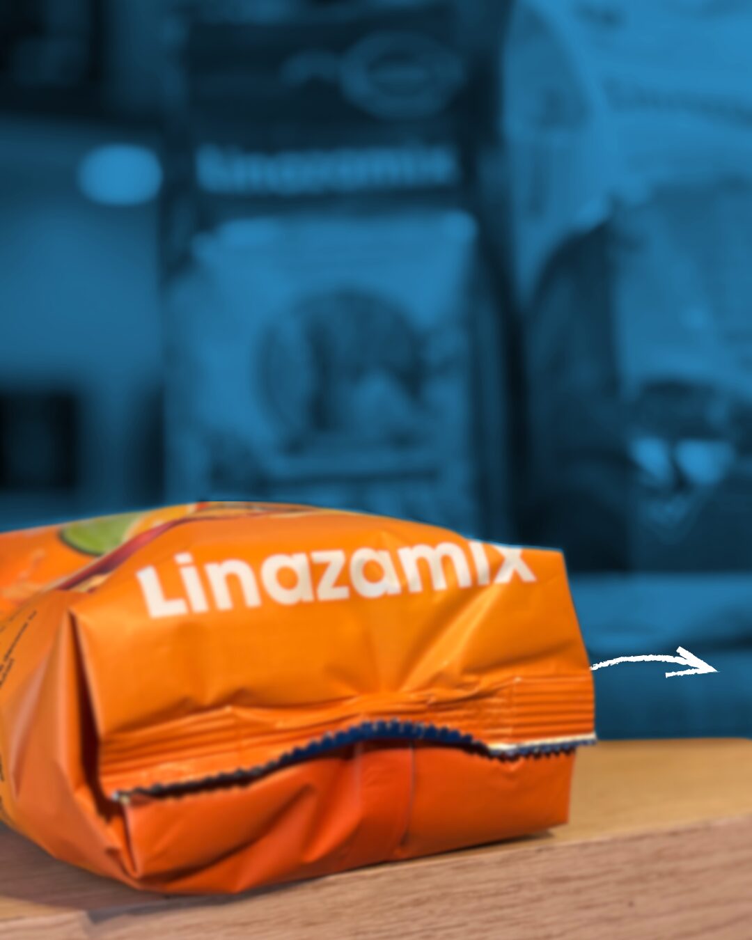 Bolsa naranja de Linazamix 450g con texto blanco sobre superficie de madera.