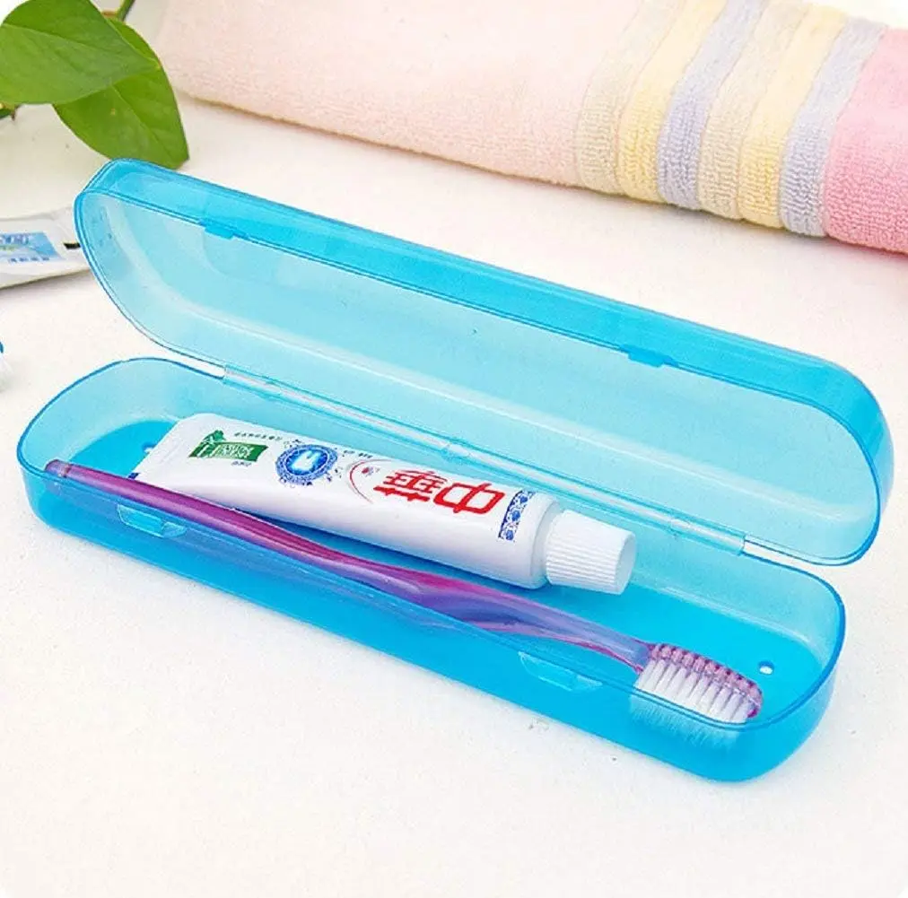Estuche viajero azul transparente con cepillo de dientes y crema dental.