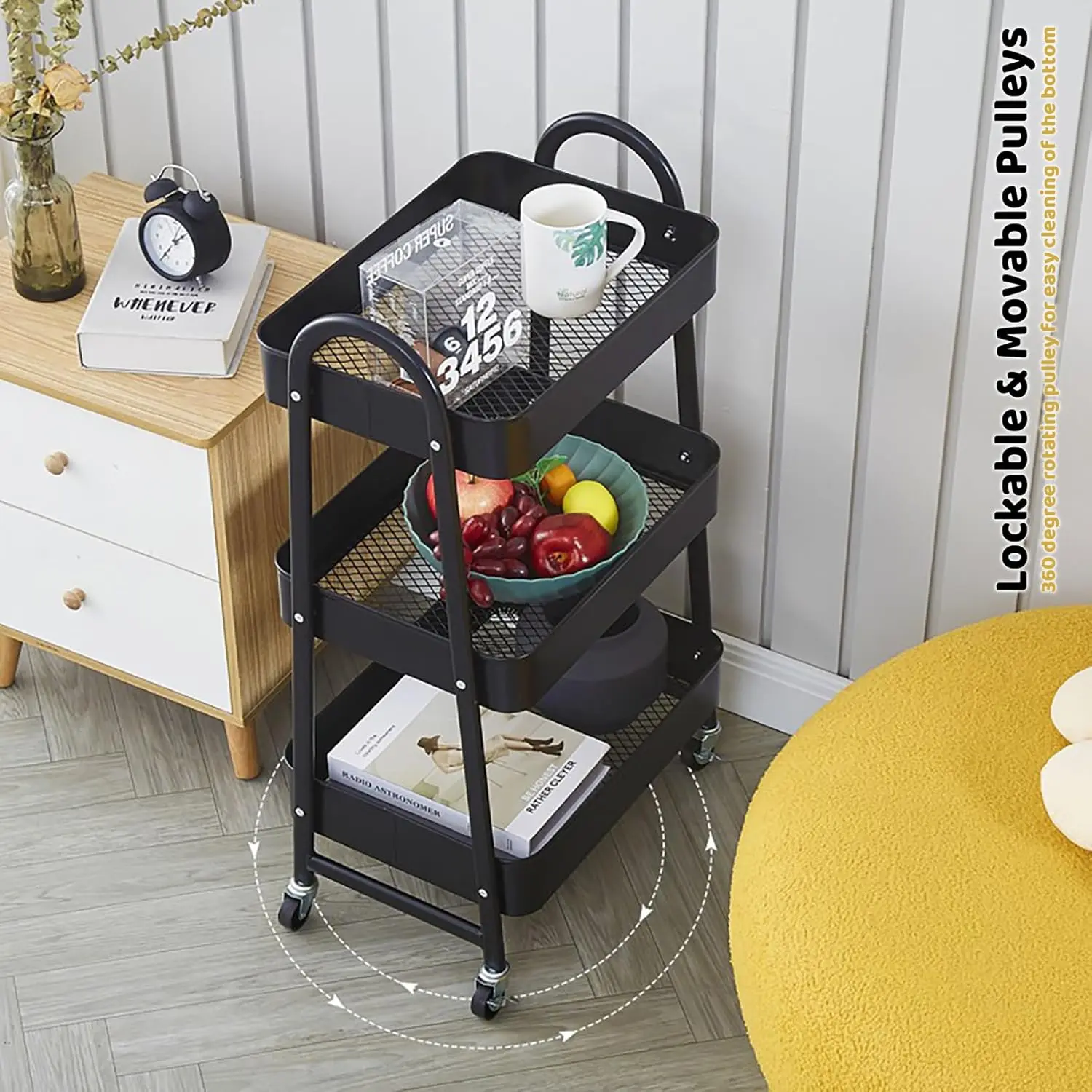 Carrito organizador de cocina negro con ruedas, 3 niveles, con frutas, libros y taza.