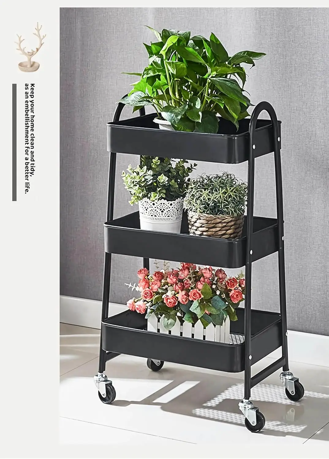 Organizador de cocina negro 3 niveles con plantas y flores decorativas.