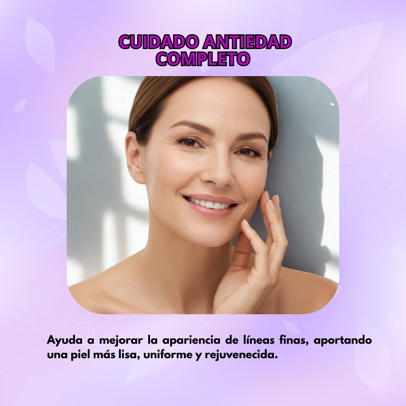 Mujer sonriente con piel lisa y uniforme, producto cuidado antiedad completo.
