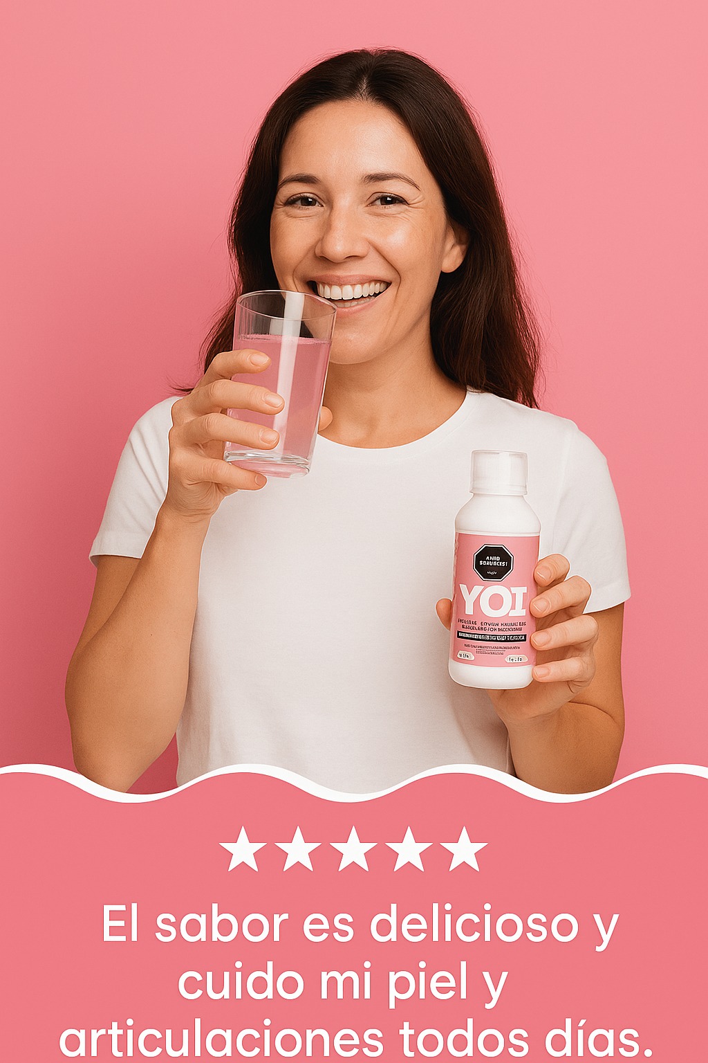 Mujer sonriente bebe Colágeno Líquido YOT rosado, cuidando piel y articulaciones.