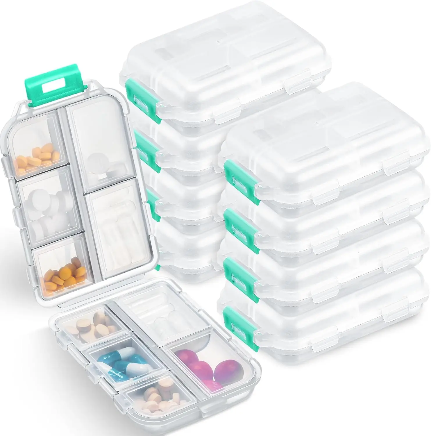 Mini pastilleros transparentes con compartimentos y broches verdes, apilados y uno abierto con pastillas.