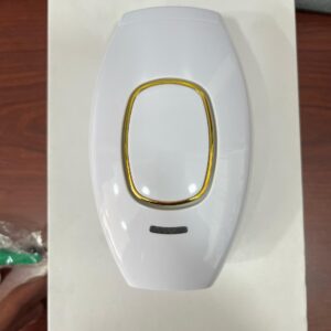 Depiladora láser IPL blanca con borde dorado, para cuerpo y rostro, sobre caja blanca.