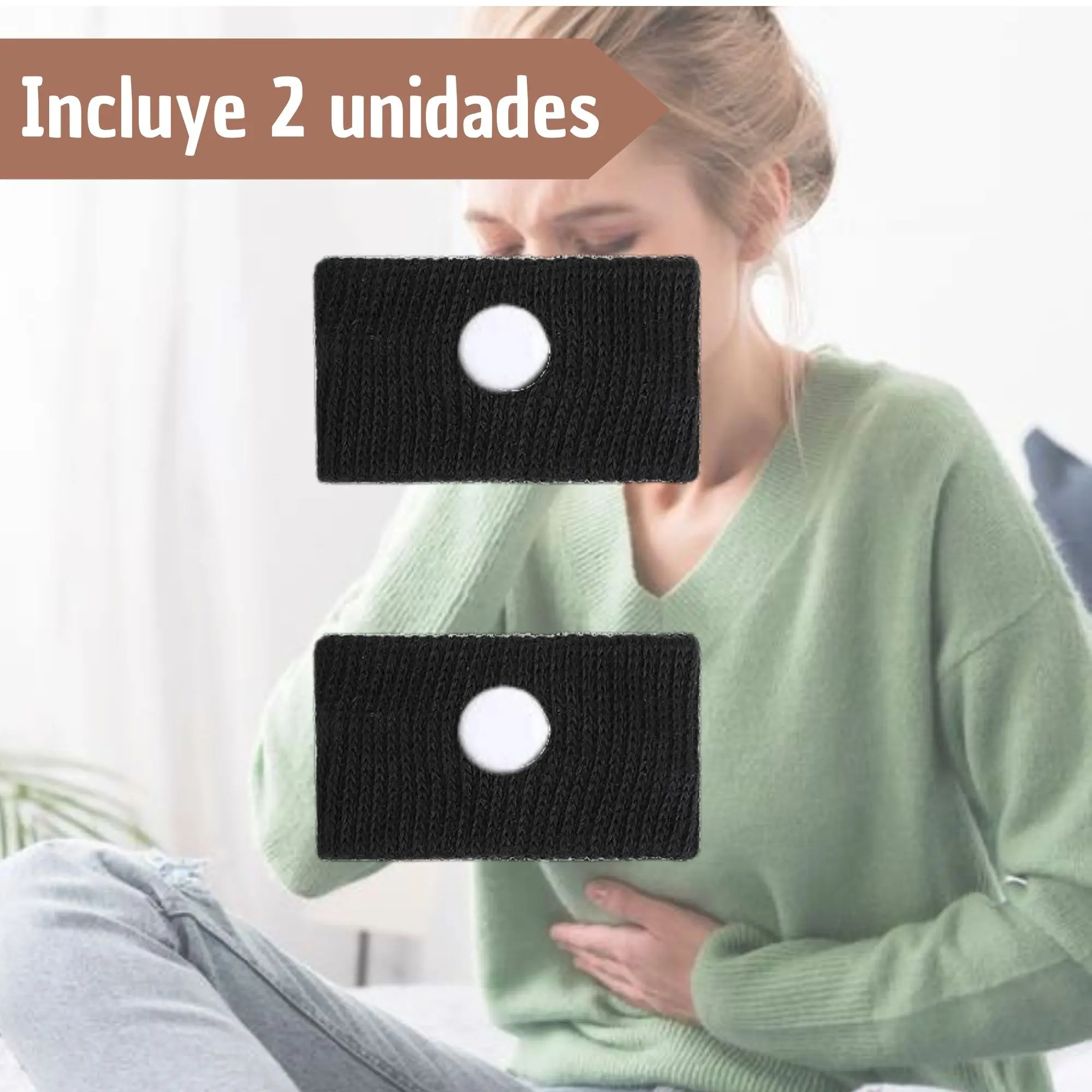 Set x2 pulseras antimareo negras con punto blanco para muñecas, usadas por mujer con suéter verde.