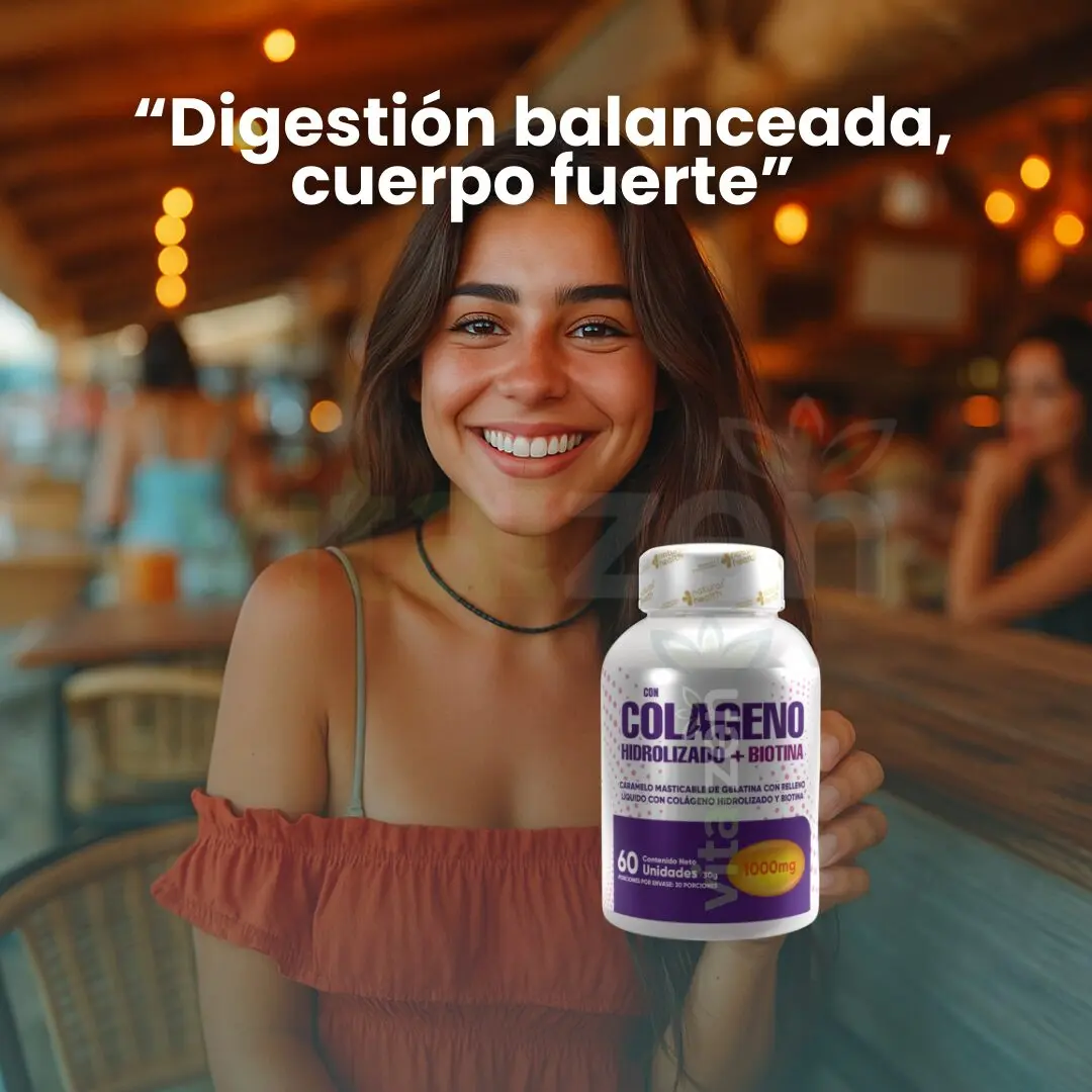 Mujer sonriente sostiene frasco de Colágeno Hidrolizado + Biotina Natural H. 60 unidades.