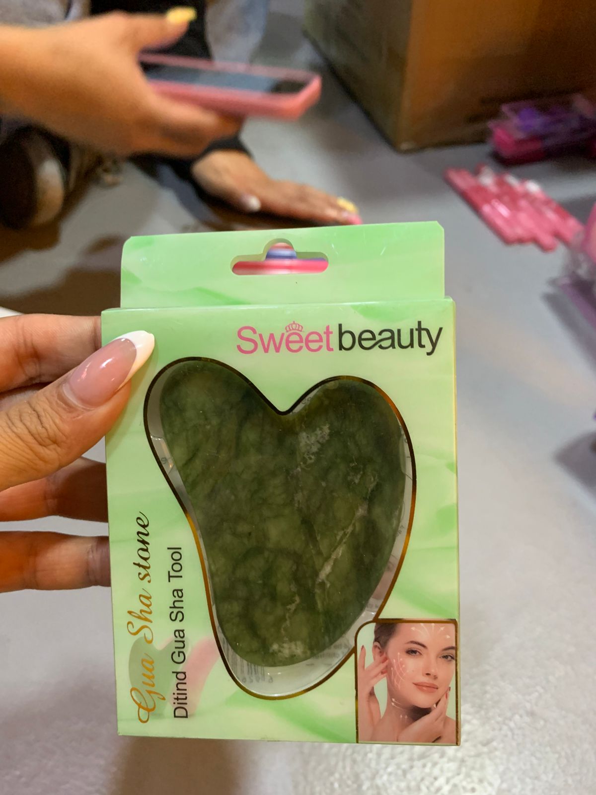Piedra Gua Sha verde natural en forma de corazón, para esculpir y rejuvenecer la piel.