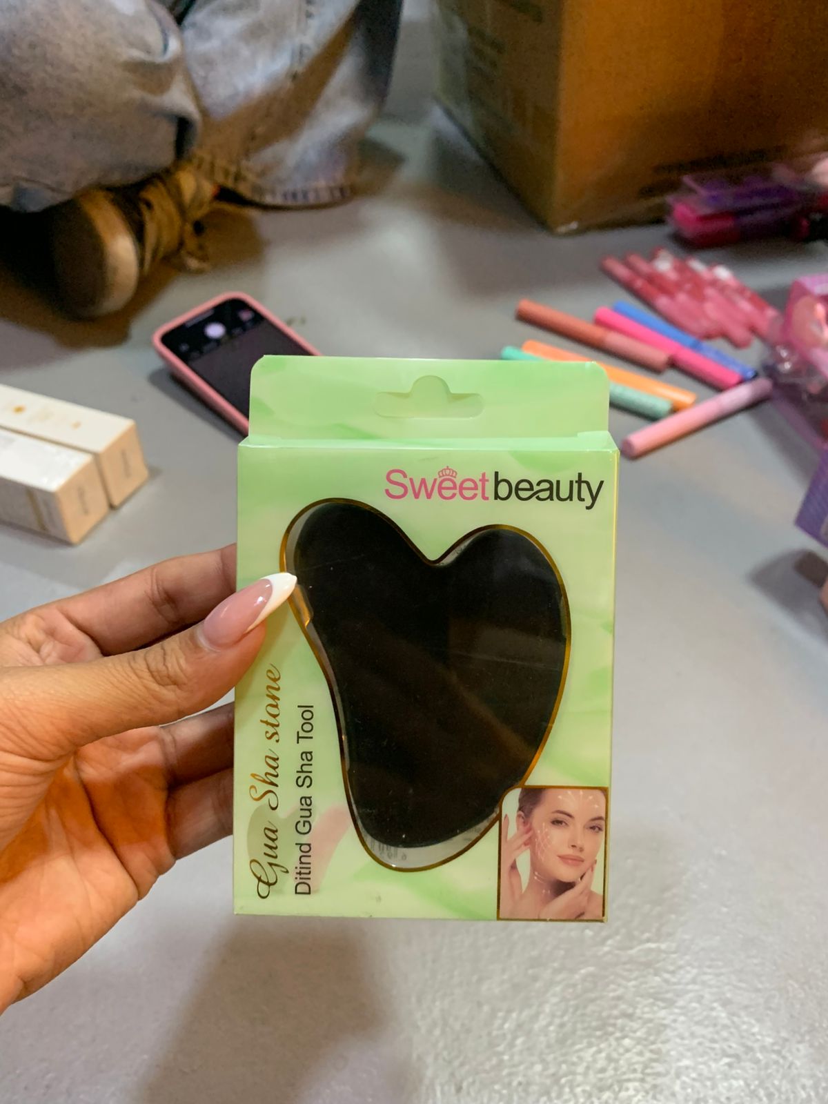 Piedra Gua Sha negra en forma de corazón, marca Sweet Beauty, para masaje facial.